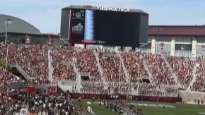 JEZIVA DRAMA NA STADIONU Padobranac se ''zakucao'' u ekran, visio iznad publike - SVI U PANICI! (VIDEO)
