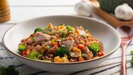 Niko se ne bi uhvatio ovo da spremi, a ukusno i hranljivo: Rižoto sa tunom se sprema za 15 minuta + ukus ludački