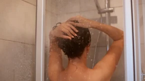 NAUČNICI PRONAŠLI REŠENJE ZA PITANJE KOJE NAS JE GODINAMA MUČILO Evo da li tokom tuširanja treba biti okrenut licem ili leđima ka tušu