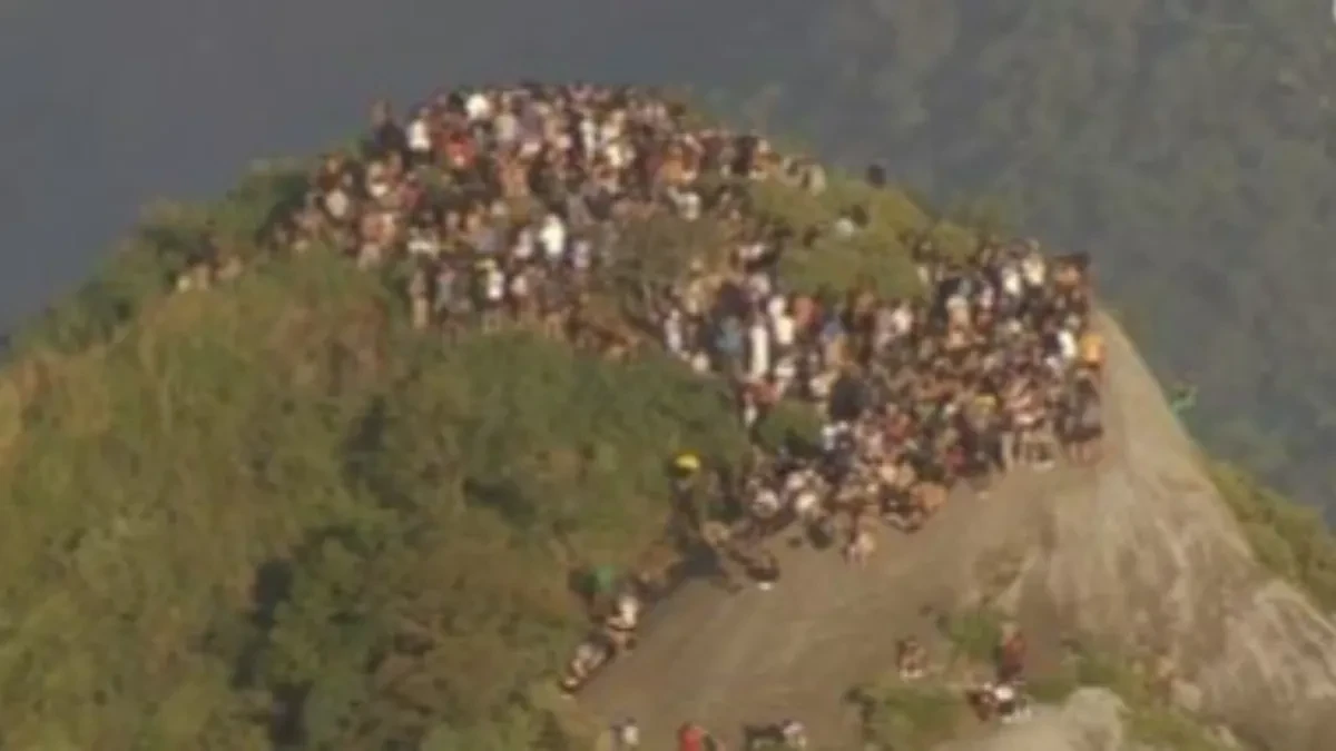 TURISTI ZAROBLJENI NA VIDIKOVCU DOK SU ODJEKIVALI PUCNJI  Policijska akcija trajala celu noć