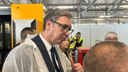 "27 GODINA RADI OVDE" Vučić u Paraćinu, obilazi Vaider Srpsku fabriku stakla