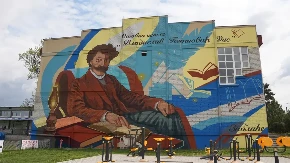 Dis se smeši sa skoro 400 kvadrata: Prelepa slika iz sela Zablaće kod Čačka - oslikan mural čuvenog pesnika na zidu škole