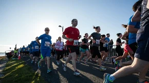 NEVEROVATAN PRIZOR SA MARATONA Trkač počeo da posrće blizu cilja- ono što je usledilo ODUŠEVILO je ceo svet (VIDEO)