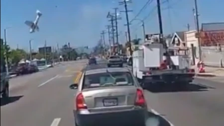 AVION UDARIO U DALEKOVODE, PA SE SRUŠIO! Pilot pronađen van letelice: "Pola tela mu je bilo smrskano" (VIDEO)