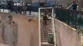 SNIMAK SA PLAŽE ZAPALIO REGION Devojka trči, skida se u hodu i PRAVO U MORE – svi gledaju u šoku! (VIDEO)