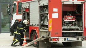 STRAVIČAN POŽAR NA ČUKARICI Zgradu u plamenu gasi 17 vatrogasaca!