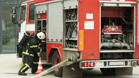 STRAVIČAN POŽAR NA ČUKARICI Zgradu u plamenu gasi 17 vatrogasaca!