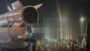 IZVUKLI RAKETE NA ULICE: Svet u šoku — ovo je poruka koja ledi krv (VIDEO)