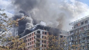 PRVE SLIKE STRAVIČNOG POŽARA NA ČUKARIČKOJ PADINI Zapalila se zgrada u izgradnji (FOTO)