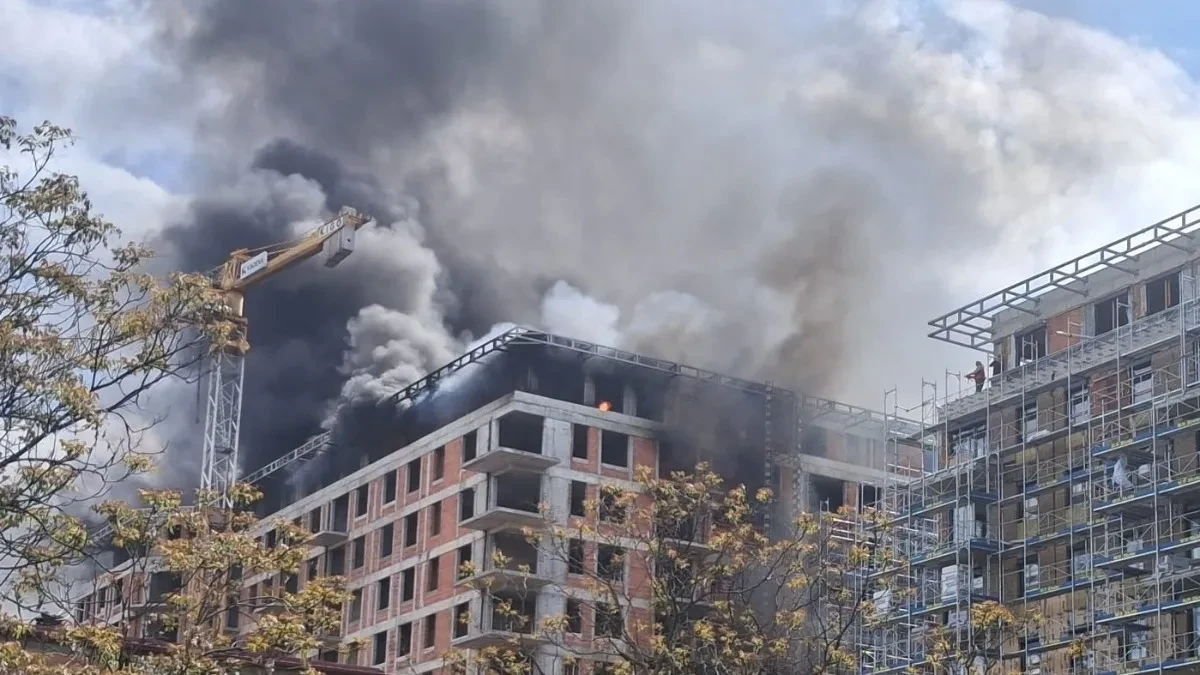 PRVE SLIKE STRAVIČNOG POŽARA NA ČUKARIČKOJ PADINI Zapalila se zgrada u izgradnji (FOTO)