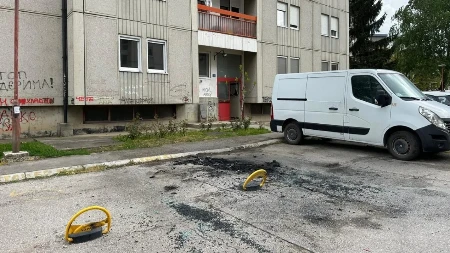"PROBUDIO NAS STRAŠAN ZVUK" Zapaljen luksuzni BMW u Čačku, ispred zgrade jeziv prizor (FOTO+VIDEO)