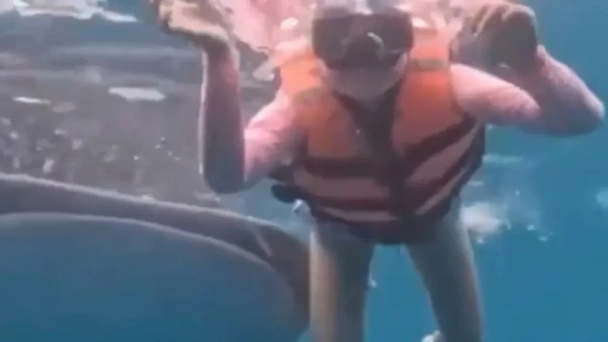 JEZIV TRENUTAK U MORU Snimala selfi, a iza nje se pojavio DŽIN iz dubine! (VIDEO)