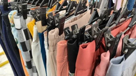 Ni duboke, ni plitke pantalone, samo ove: Žene u Srbiji prave redove ispred prodavnica zbog njih, nigde više nemaju da se kupe