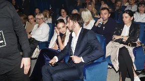 OVO JE DEVOJKA KANA DŽINOVIĆA Majka mu okrenula leđa, a on sreću pronašao pored nje! 