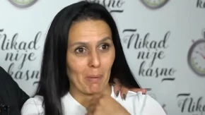 ĆERKA SINANA SAKIĆA PREKINULA SA HEMOTERAPIJOM Morala da potpiše saglasnost: "Nisam više mogla da trpim bol!" 