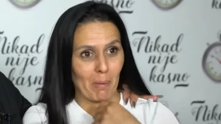 ĆERKA SINANA SAKIĆA PREKINULA SA HEMOTERAPIJOM Morala da potpiše saglasnost: "Nisam više mogla da trpim bol!" 