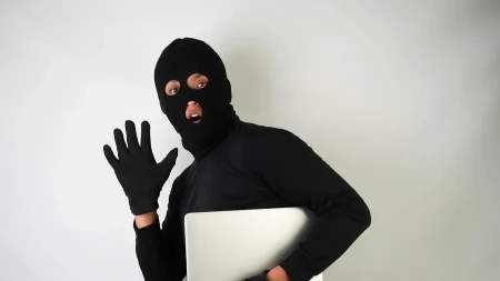 LJUBAZNI LOPOV KOJI SE IZVINJAVA ŠOKIRAO PRODAVAČICU Krenuo je u pljačku - evo kako se sve završilo