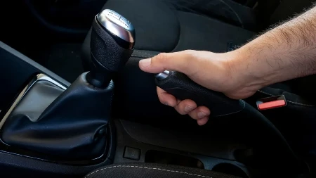VOZAČI, GODINAMA GREŠITE Evo da li pri parkiranju uvek treba povući ručnu kočnicu