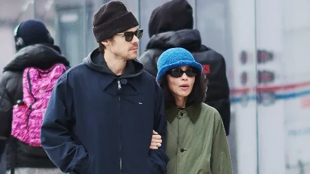 Ščepala zgodnog pevača i ne pušta! Kažu da joj je već stavio verenički prsten na ruku!