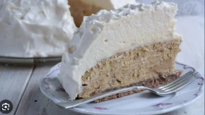 Starinska Bomba torta koja nestaje sa stola: Sočna, puna oraha i topi se u ustima