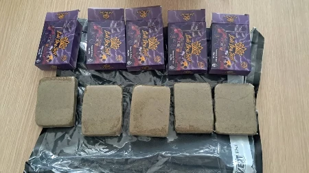 PAO ZBOG POŠILJKE SA DROGOM U PODGORICI Mladić (19) uhapšen, zaplenjeno pola kilograma hašiša