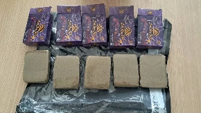 PAO ZBOG POŠILJKE SA DROGOM U PODGORICI Mladić (19) uhapšen, zaplenjeno pola kilograma hašiša