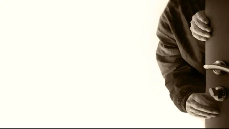 MISTERIOZNI PROVALNIK DANIMA MU POMERAO OTIRAČ ISPRED VRATA Kada je shvatio o kome se radi doživeo je pravi ŠOK