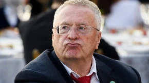 ŽIRINOVSKI "POLUDEO" U VOJSCI?! Svako jutro “zvao” auto na pokvaren telefon!