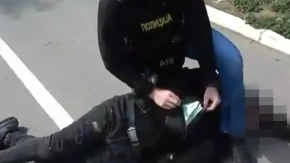 POGLEDAJTE KAKO JE UHAPŠEN LAŽNI HIRURG Policajci ga bacaju na zemlju, otvoren novčanik pun novca! (VIDEO)