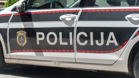 KAKVA BLAMAŽA NASILNIKA Krenuo da razbija vozilo pa uradio nešto zbog čega bruje društvene mreže (VIDEO)