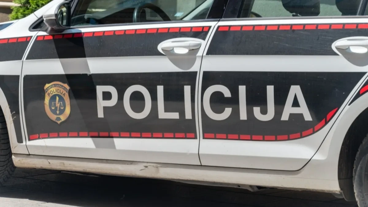 KAKVA BLAMAŽA NASILNIKA Krenuo da razbija vozilo pa uradio nešto zbog čega bruje društvene mreže (VIDEO)