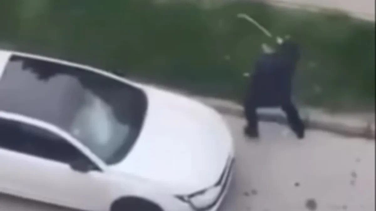 NEVIĐENA SCENA U TUZLI! Muškarac motkom polupao auto, pa SKAKAO po krovu – građani u šoku