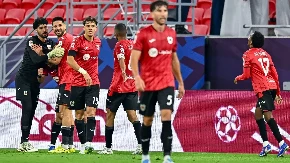 MITROVIĆ STRELAC Srbin pogodio glavom i podigao trofej 