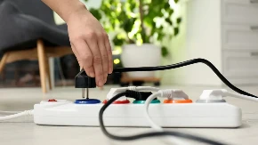 STRUČNJACI IZDALI VAŽNO UPOZORENJE Obavezno isključite ove uređaje iz struje pre oluje!