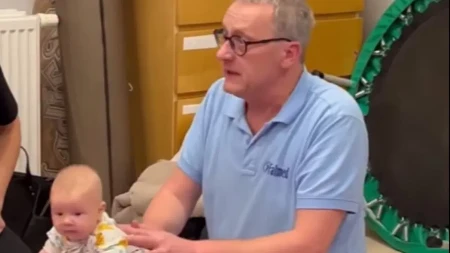 FIZIOTERAPEUT POKAZAO VEŽBE SA BEBOM NA LOPTI Ovako podstičete razvoj i jačate mišiće već od 3. meseca