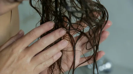 Evo šta se dešava kad peglate mokru kosu: Odgovor frizera će vas zateći