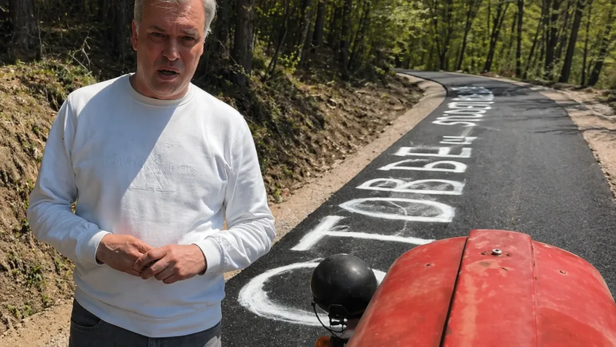 SRAMOTA BLOKADERA! ASFALT DOČEKALI POSLE 30 GODINA, a odmah išaran – HAOS U JEZDINOVCIMA! (VIDEO)