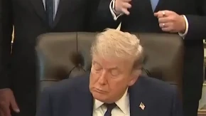 TRAMP ZASPAO NA SASTANKU Pogledajte snimak iz Bele kuće (VIDEO)