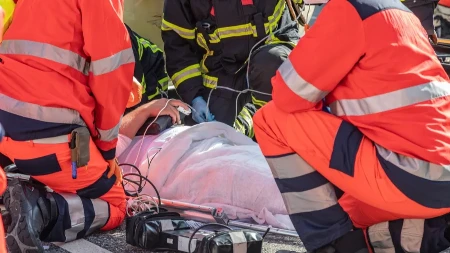 POGINULO DETE (3) Tragedija u Sutomoru: Istrglo se majci iz ruke tokom izlaska iz autobusa, automobil ga pokosio