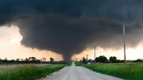 TORNADO NAPRAVIO HAOS Čupao krovove i rušio bandere, stravični snimci stižu iz Oklahome