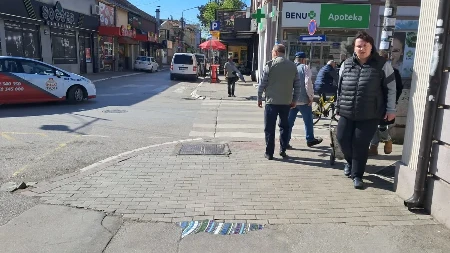 NESVAKIDAŠNJI PRIZOR U CENTRU ODUŠEVIO ČAČANE Nepoznati autor od rupe na trotoaru napravio pravu umetnost