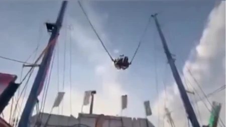 „PUKLA SAJLA NA 90 METARA!“ Horor u Sevilji – deca zarobljena dok kapsula udara u stubove! (VIDEO)