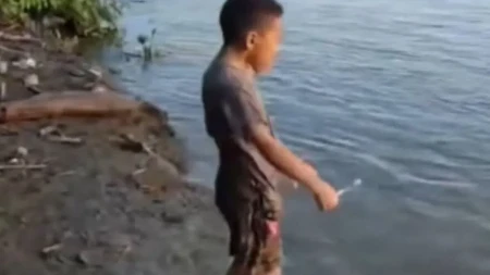 SNIMAK KOJI LEDI KRV Dečak pere zube „drugaru“, a kad vidite KO JE DRUGAR - zanemećete!