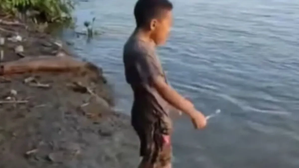 SNIMAK KOJI LEDI KRV Dečak pere zube „drugaru“, a kad vidite KO JE DRUGAR - zanemećete!