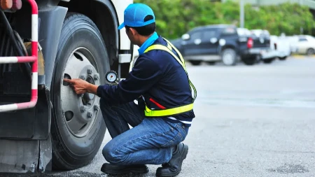 UMALO POGINUO U BIZARNOJ NESREĆI Pumpao gumu na kamionu pa usledio horor