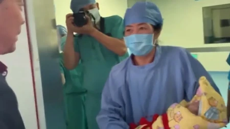 DOKTORKA U PENZIJI (67) RODILA BEBU Tvrdi da je zatrudnela prirodno, svet u neverici