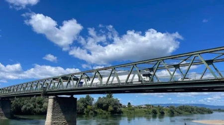 DVA PUTA POKUŠAO DA SKOČI SA MOSTA, PA LEGAO NA PRUGU: Drama u Prokuplju