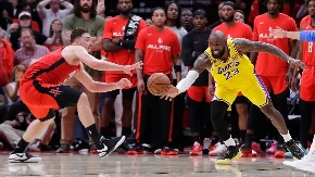 LEBRON DŽEJMS ODIGRAO BRUTALAN MEČ Bejbi Jokiću se smeši metla, Lejkersi slavili posle drame