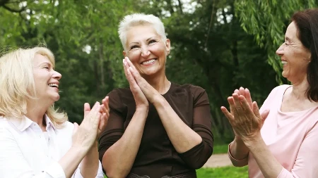 POSLE 5 DECENIJA PRIJATELJICE SE SLIKALE NA ISTOM MESTU, U ISTOJ ODEĆI Ljudi su ZAPANJENI - svi primećuju samo jedno