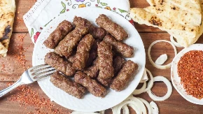 Roštilj majstor stavi 1 sastojak u meso: Zbog toga ćevapi i pljeskavice nisu žilavi